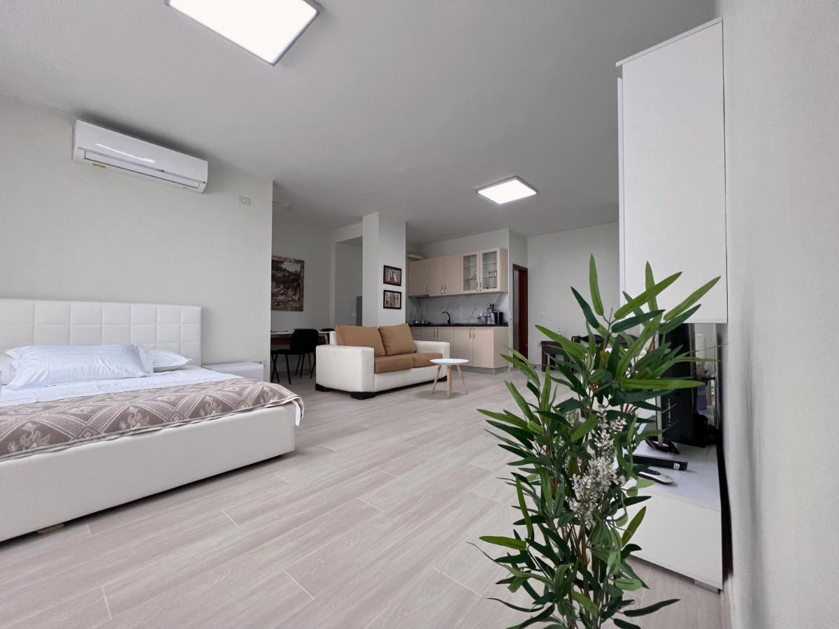 Home & Apartment In Tirana Exterior photo