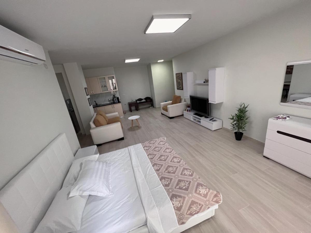 Home & Apartment In Tirana Exterior photo